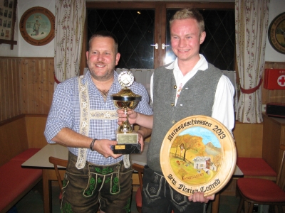 Foto Florian Conrad, Gewinner des Anfangsschie&szlig;en und des Zimmermann-Pokal mit Hans Steinbrecher