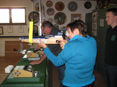 Foto Maria Putz beim Luftgewehrschie&szlig;en