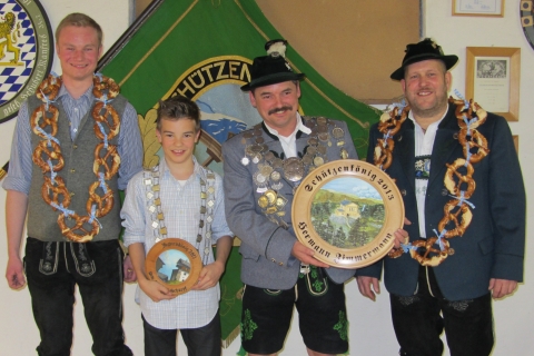 Foto mit den neuen Sch&uuml;tzenk&ouml;nigen: Conrad Florian: Vize-Jugendk&ouml;nig, Scharpf Michael: Jugendk&ouml;nig, Zimmermann Hermann: Sch&uuml;tzenk&ouml;nig, Steinbrecher Hans: Vize-Sch&uuml;tzenk&ouml;nig
