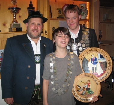 Foto Sch&uuml;tzenmeister Hans Steinbrecher mit Jugendk&ouml;nig Richard Loher und Sch&uuml;tzenk&ouml;nig Christian D&ouml;scher
