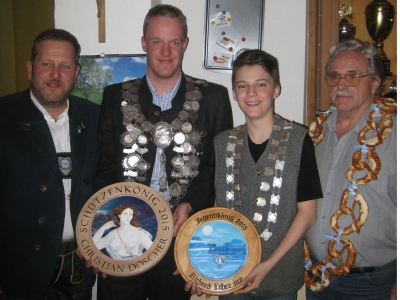 Foto Sch&uuml;tzenmeister Hans Steinbrecher, Sch&uuml;tzenk&ouml;nig Christian D&ouml;scher, Jugendk&ouml;nig Richard Loher, Vize-Sch&uuml;tzenk&ouml;nig Gustl Eigner