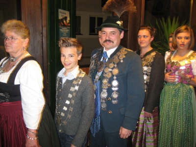 Foto Jugendsch&uuml;tzenk&ouml;nig Jugendsch&uuml;tzenk&ouml;nig Scharpf Michael und Sch&uuml;tzenk&ouml;nig Zimmermann Hermann bei der Aufstellung zum Einzug