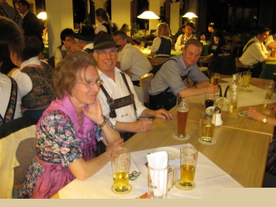 Foto Stra&szlig;er Helga, Hans Huber u. Florian Conrad warten auf den Einzug der K&ouml;nige