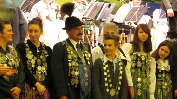 Foto Jugendsch&uuml;tzenk&ouml;nig Scharpf Michael und Sch&uuml;tzenk&ouml;nig Zimmermann Hermann in der Reihe der Sch&uuml;tzenk&ouml;nige des Gau Werdenfels