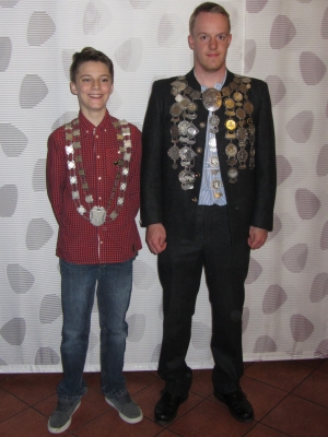 Foto auf dem Gausch&uuml;tzenball Jugendk&ouml;nig Richard Loher und Sch&uuml;tzenk&ouml;nig Christian D&ouml;scher vor dem Einzug der K&ouml;nige