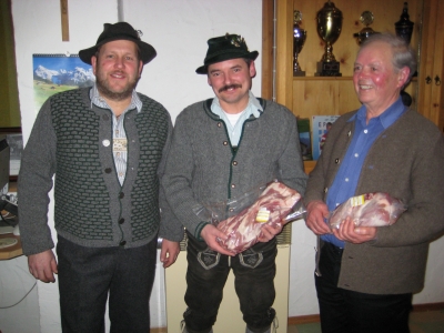 Foto Sch&uuml;tzenmeister Hans Steinbrecher mit den Gewinnern Hermann Zimmermann und Helmut R&ouml;sner