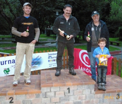 Foto der Sieger im Minigolfen: erster Hermann Zimmermann, zweiter, Stra&szlig;er Hubert, dritter Huber Hans sen.