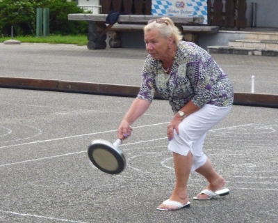 Foto von Rosmarie H&ouml;dl beim Lattlschie&szlig;en