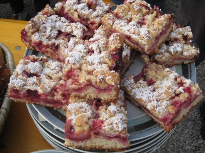 Foto von einem Jungen der das Luftgewehrschie&szlig;en ausprobiert