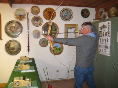 Foto Wolfgang Buchholz beim Bogenschie&szlig;en 