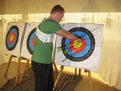 Foto D&ouml;scher Christian beim Pfeile holen