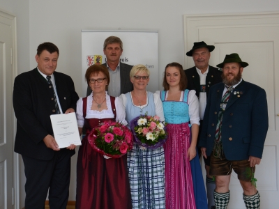 Foto Ehrenzeichen des Bayerischen Ministerpr&auml;sidenten f&uuml;r Helga Stra&szlig;er