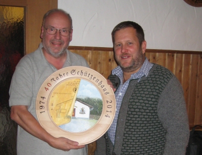 Foto mit dem Sieger der Jubil&auml;umsscheibe