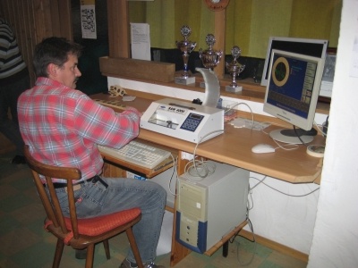 Foto vom Sportleiter beim Auswerten