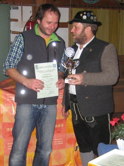 Foto von Stecker Hannes und Steinbrecher Hans bei der &Uuml;bergabe von Urkunde und Pokal f&uuml;r den Eisstockclub