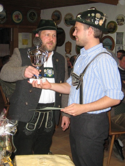 Foto von Hans Steinbrecher und Florian R&uuml;ckborn bei der &Uuml;bergabe von Urkunde und Pokal f&uuml;r den Trachtenverein Almarauch