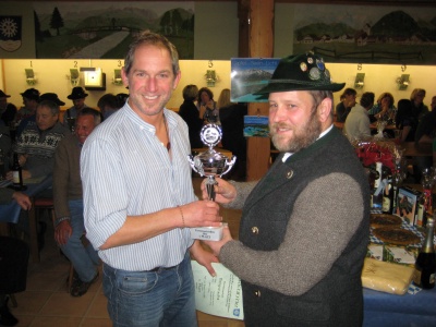 Foto von Hans Steinbrecher und ... bei der &Uuml;bergabe der Urkunde und Pokal f&uuml;r die Bergwacht Oberau