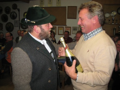 Foto von Hans Steinbrecher und Helmut Fischer bei der &Uuml;bergabe 