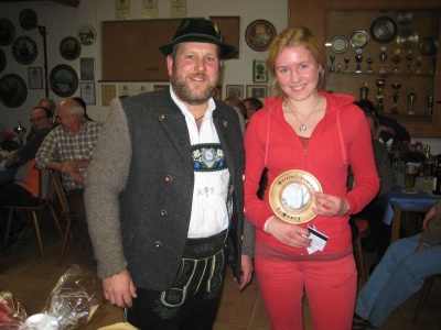 Foto von Hans Steinbrecher mit Lea K&ouml;lsch bei der &Uuml;bergabe des Ersten Platzes des Festpreises