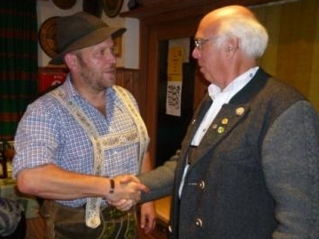 Foto von Hans Huber sen. und Hans Steinbrecher bei der Amts&uuml;bergabe des Vorstandpostens