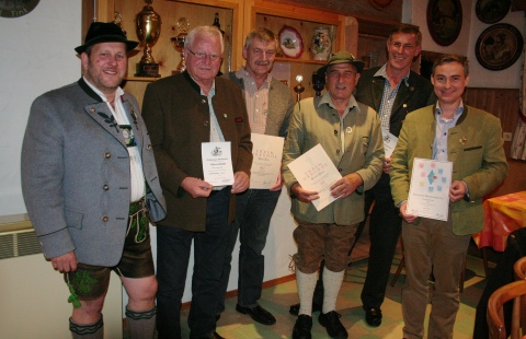 Foto mit allen die eine Ehrung bei der Jahresversammlung erhalten haben: Sch&uuml;tzenmeister Steinbrecher Hans, &Ouml;ller Ludwig, Trieb Walter, W&ouml;rner G&uuml;ther, Buchholz Wolfgang, Dietzsch Richard