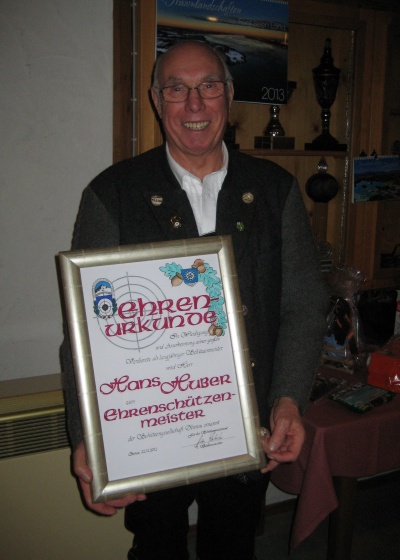 Foto Hans Huber sen. mit seiner Urkunde zur Ernennung zum Ehrensch&uuml;tzenmeister